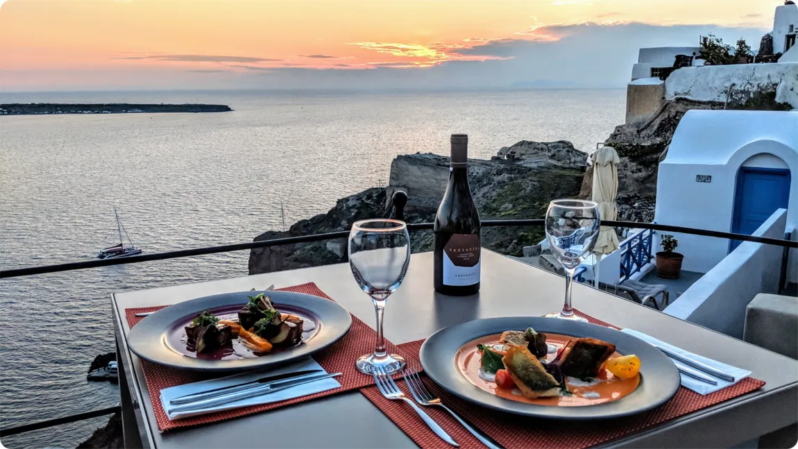 Cât trebuie să scoți din buzunar la restaurantele din Grecia în 2026. Cât costă o salată grecească în cel mai cunoscut sat din Santorini