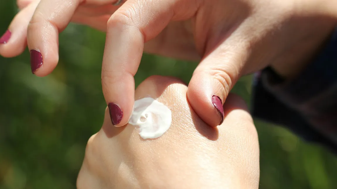 Dermatologii trag un semnal de alarmă înainte de venirea caniculei. Cele mai frecvente greșeli care îți pot afecta pielea și adevărul despre SPF