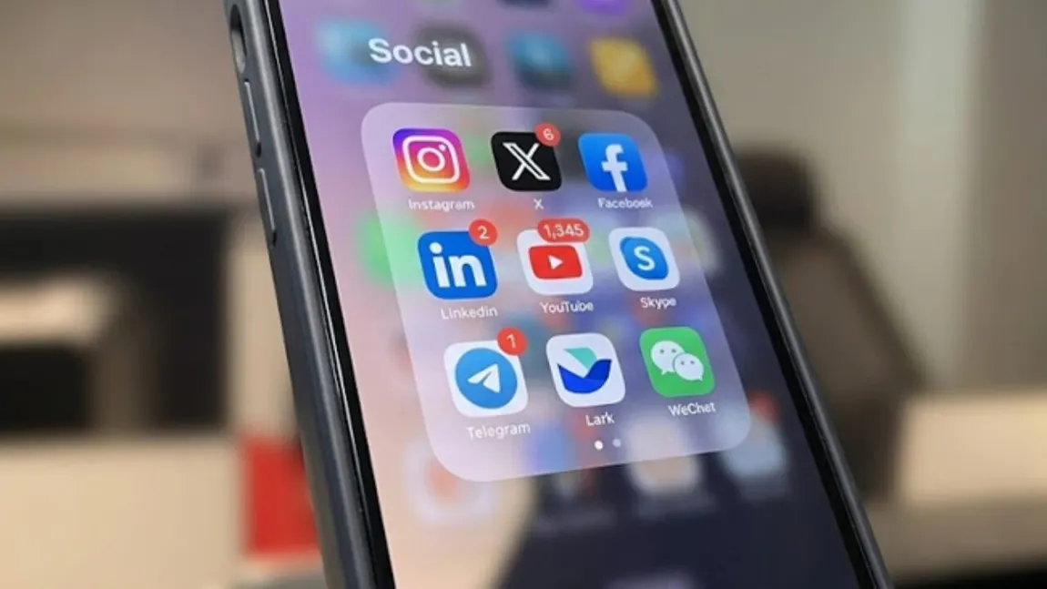 Televiziunile și site-urile de știri pierd teren în favoarea mediului digital. Principalele surse de informare ale persoanelor de până în 45 de ani: rețelele sociale, platformele video și chatboții AI