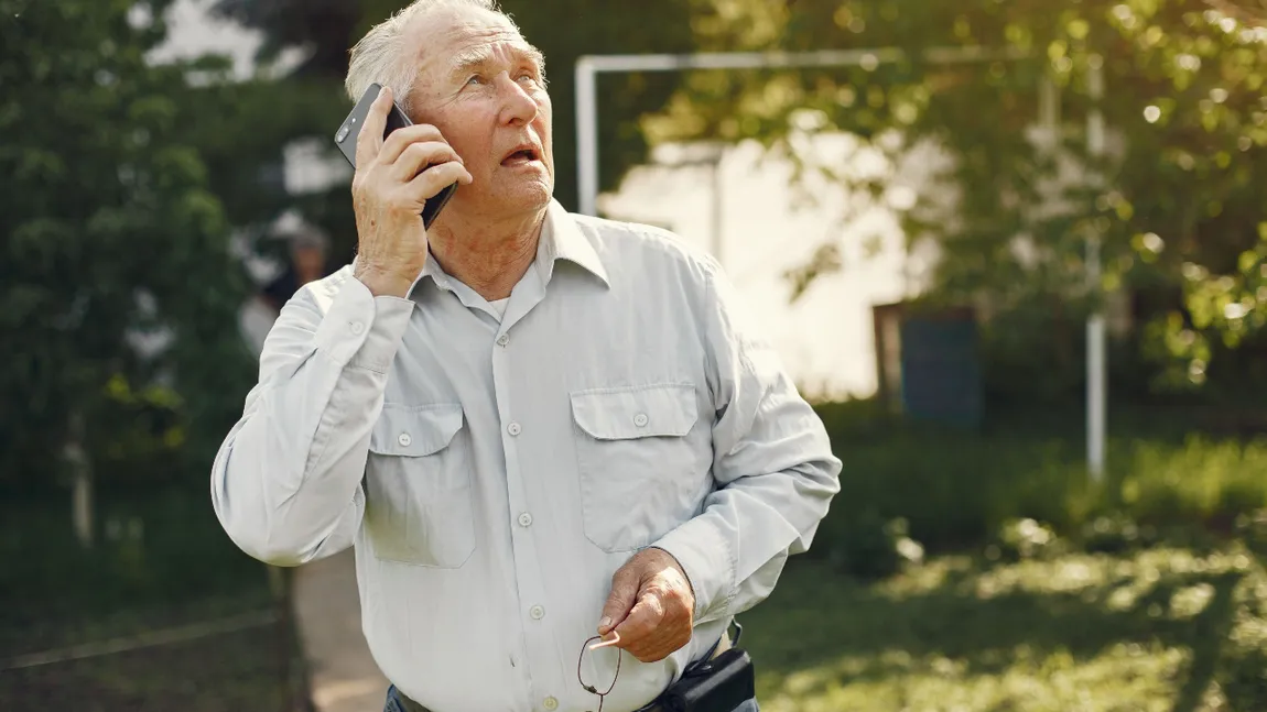 Atenție cu cine vorbești la telefon! Un pensionar a rămas fără 390.000 de dolari după o escrocherie aproape incredibilă