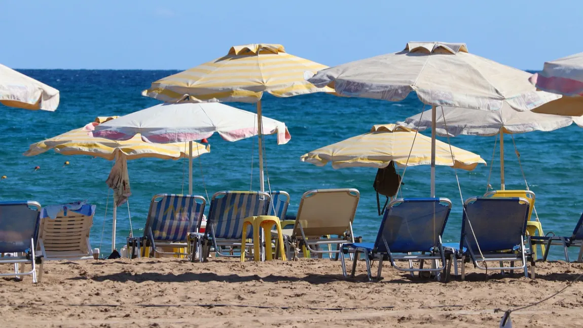 Scumpiri masive în Thassos. Cât a ajuns consumația minimă pentru un șezlong în 2026