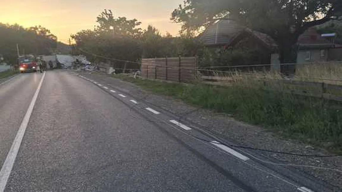 Accident grav în Neamț. Un autocamion s-a răsturnat, a lovit doi stâlpi de electricitate, o ţeavă de gaz şi s-a oprit în gardul a două gospodării 