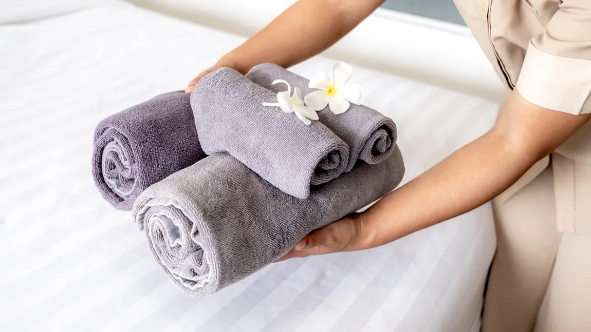 Ce iau turiștii români din hoteluri, deși nu au voie. TOP cele mai ”împrumute” lucruri de către românii, pe lângă prosoape. Unii au fugit cu televizorul