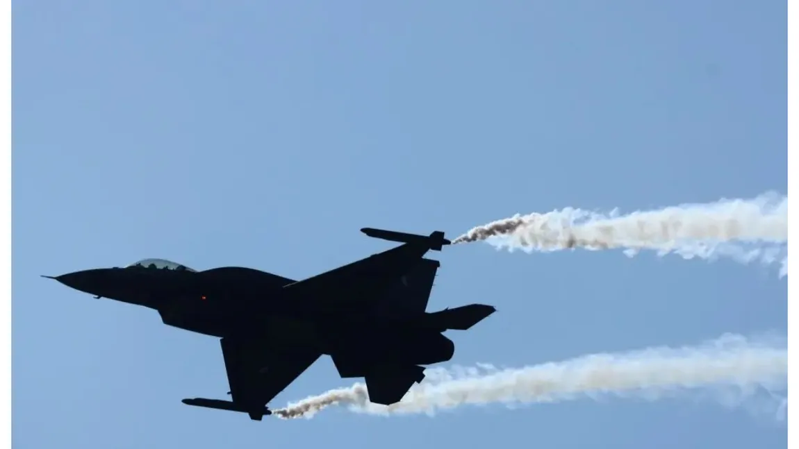 Un avion F-16 s-a prăbușit în timpul unei misiuni de interceptare. Pilotul s-a catapultat și a supraviețuit
