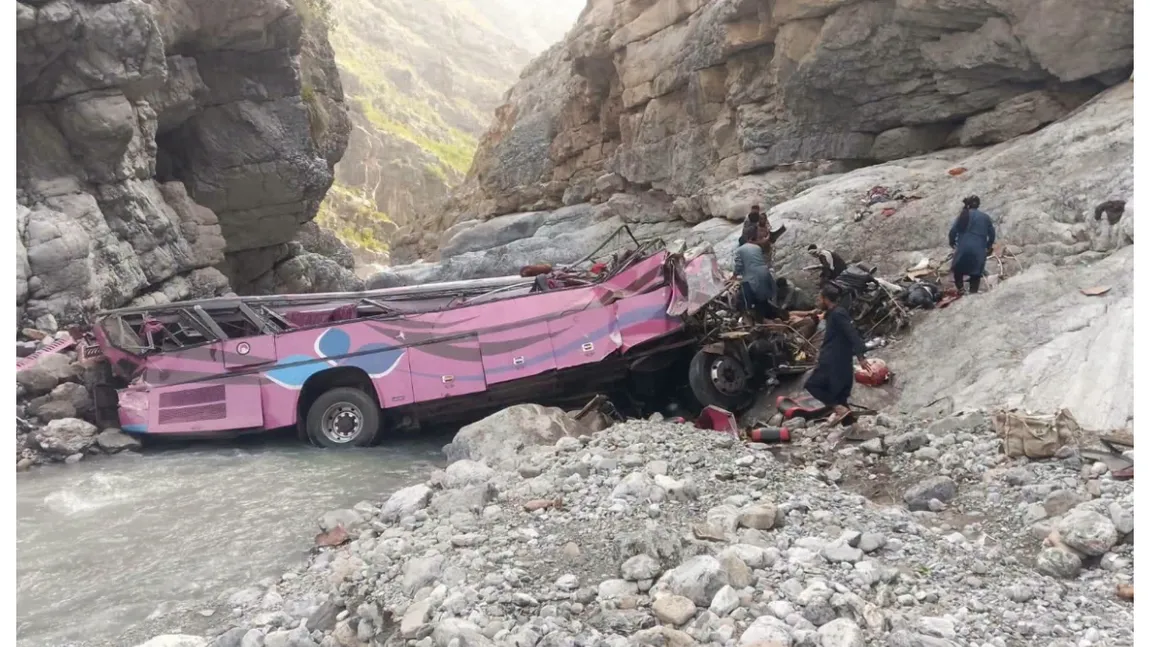 Accident teribil, sunt zeci de victime după ce autocarul a căzut în prăpastie. Cod roşu de intervenţie VIDEO