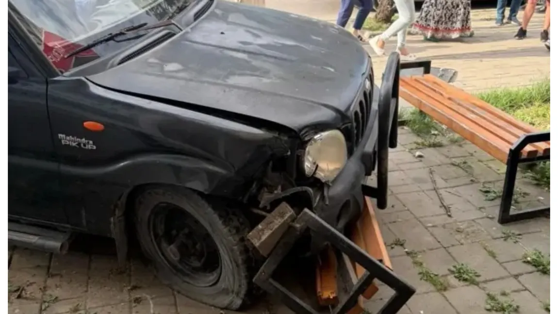 Tatiana a murit stând pe o bancă. O maşină a spulberat-o încercând să evite un alt accident, noi imagini cu tragedia. Coliziune teribilă şi la Iaşi: mamă cu copil în braţe, lovită de camion