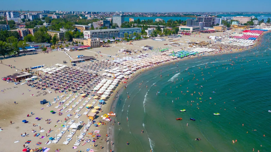 Sejur cu peripeții. Doi pensionari urmăreau femeile care făceau plajă cu binoclul. „Nu, că eu sunt operat la ochi”, spune unul dintre ei