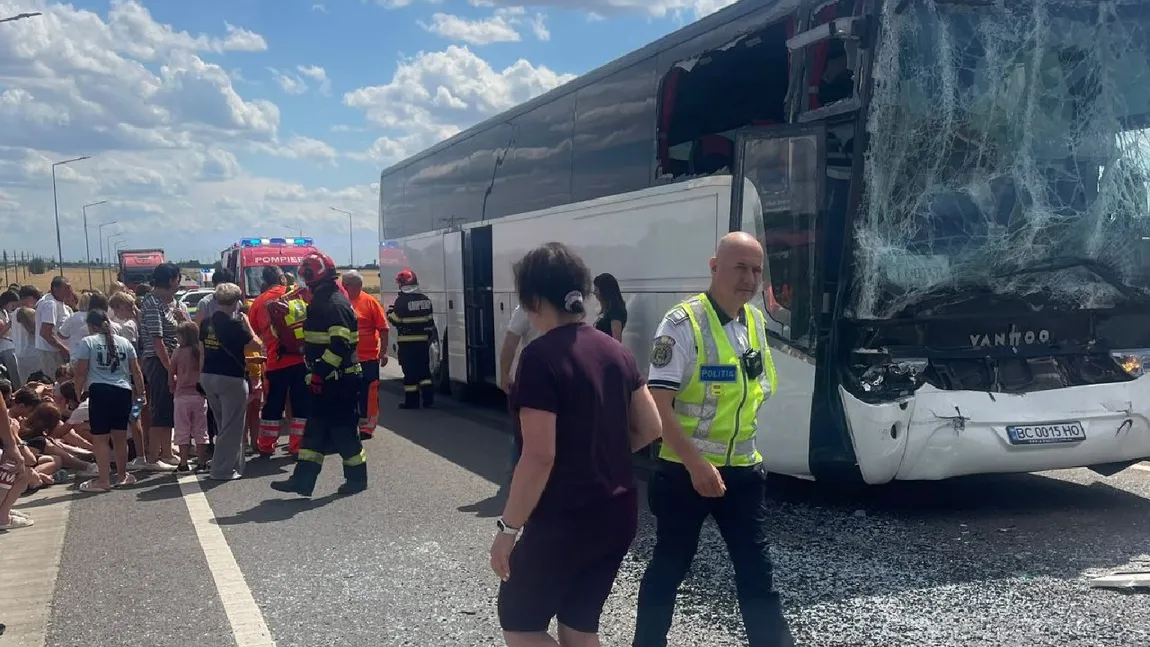 Un autocar plin cu copii a intrat în coliziune cu un TIR, în județul Călărași. Dintre cele 61 de persoane implicate, 12 au fost rănite. A fost solicitat un elicopter pentru una dintre victime