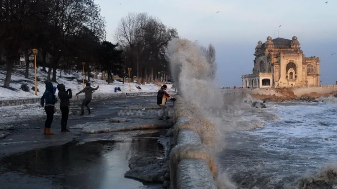 Cod portocaliu de furtuni la mare. ANM anunţă averse de 25-30 l/metrul pătrat