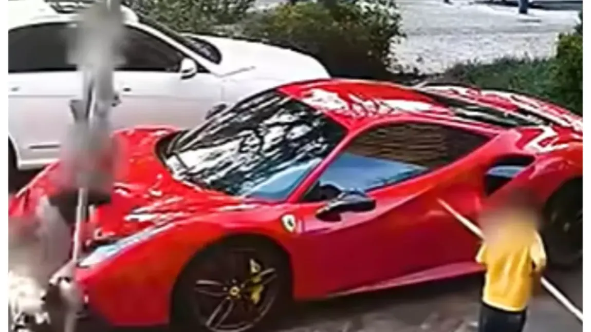 Ferrari distrus de patru copii care se jucau într-o parcare. Reacția proprietarului i-a uimit pe vecini: ”Și eu sunt tată, înțeleg”