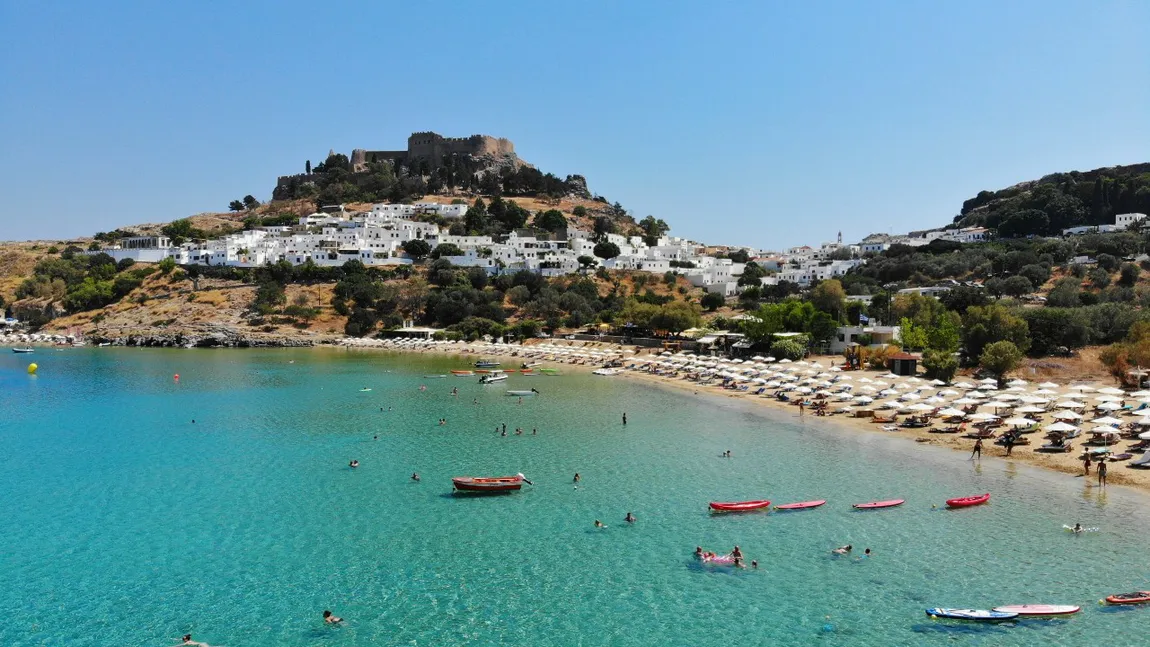 Câți bani trebuie să scoți din buzunar pentru o vacanță de vis pe insula grecească Rodos. Cât costă un gyros sau două șezlonguri pe plajă