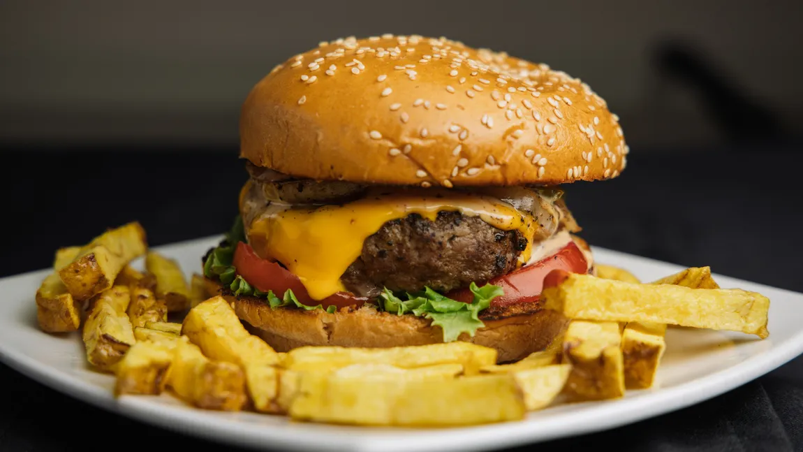 Uită de fast-food! Cum prepari cei mai suculenți burgeri de casă în doar 20 de minute