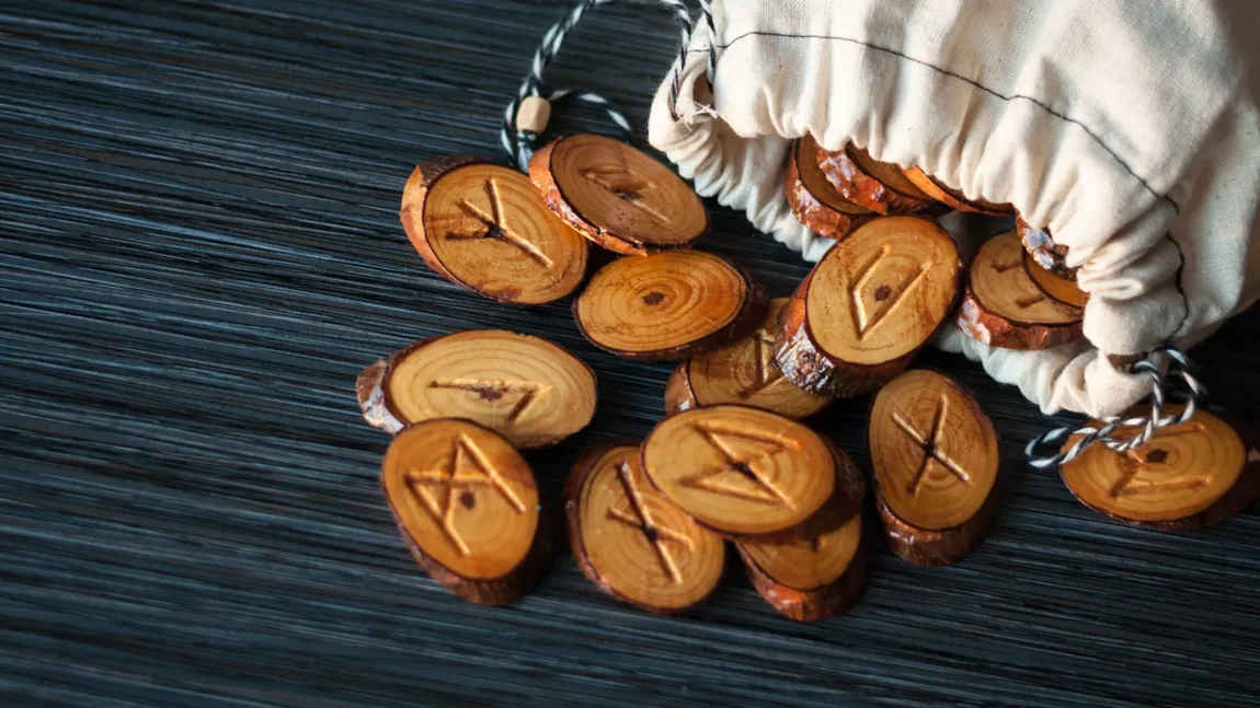 Horoscop rune 28 iulie 2026: Mesajul pietrelor mistice pentru fiecare nativ în parte