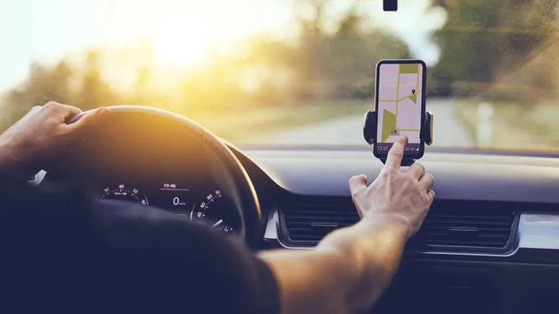 Bătaie în timpul unei curse de ride-sharing, în Capitală. Șoferul i-a dat un pumn clientului, iar victima a căzut și a dat cu capul de trotuar