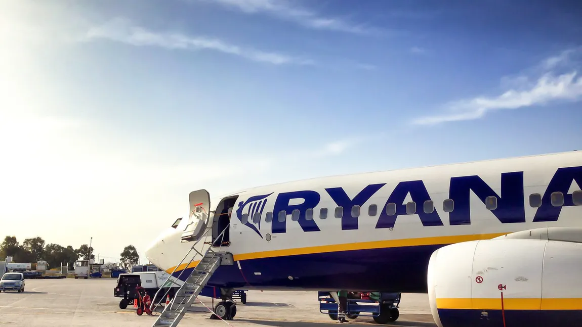 Momente de panică la bordul unui avion. Un geam s-a spart iar un pasager a fost tras de curent în afara aeronavei