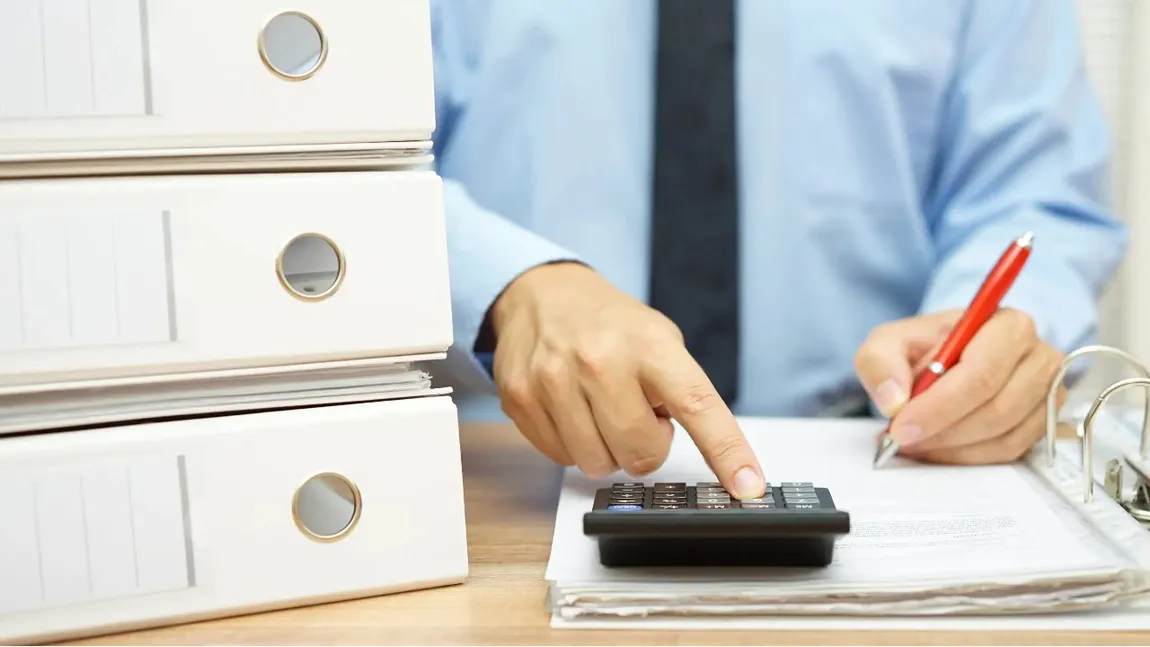 Noua Lege a salarizării schimbă regulile. Peste 400.000 de bugetari riscă să rămână cu salariile înghețate