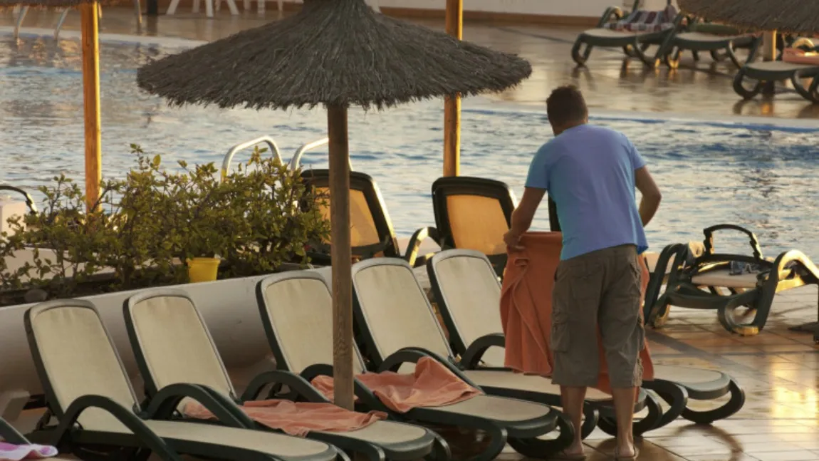 Prosoapele lăsate de turiști pe șezlonguri pentru a prinde loc bun la plajă l-au scos din minți pe un britanic. Gestul de răzbunare care a devenit viral