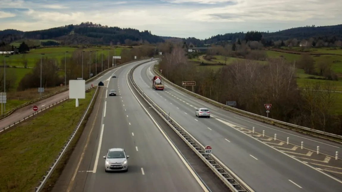 Un bărbat riscă să ajungă la închisoare după ce și-a abandonat iubita pe o autostradă din Franța