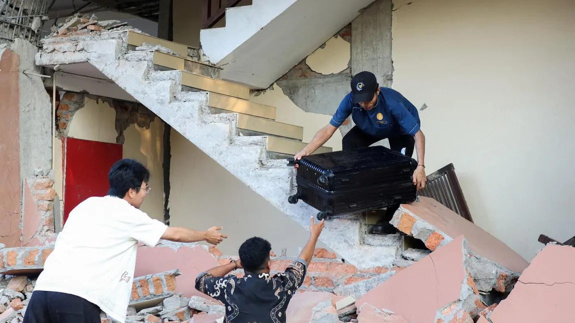Cutremur devastator de magnitudine 7,7, urmat de aproape 1.000 de replici. Bilanţul tragediei a ajuns la peste 50 de morţi, salvatorii continuă să caute supraviețuitori sub dărâmături