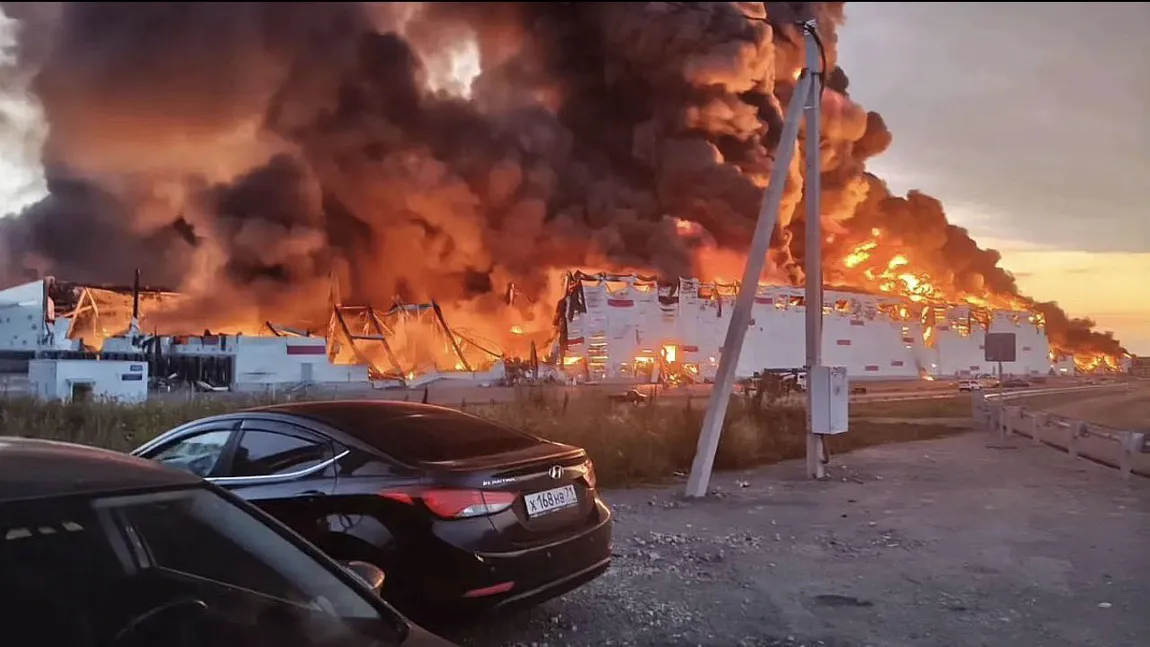 VIDEO Încă un mare depozit Wildberries din Rusia arde violent. Ucraina a lovit 20 de depozite 