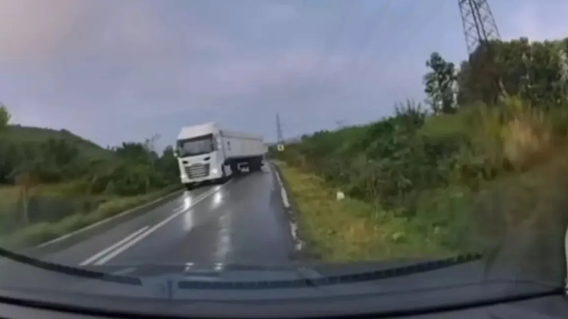 Clipe de groază în Tulcea. Două TIR-uri au pierdut controlul într-o curbă și au intrat pe contrasens. Ce a urmat îți taie respirația VIDEO