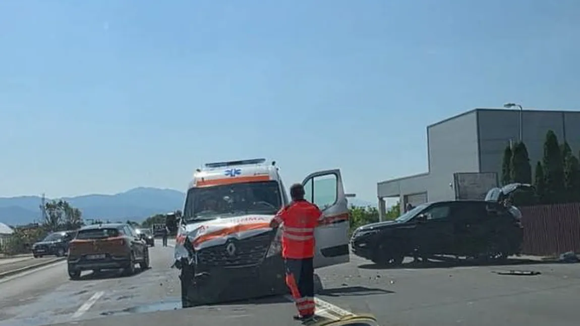 Accident grav la Braşov, o ambulanţă cu pacient a fost lovită în plin. Cinci persoane au avut nevoie de medic