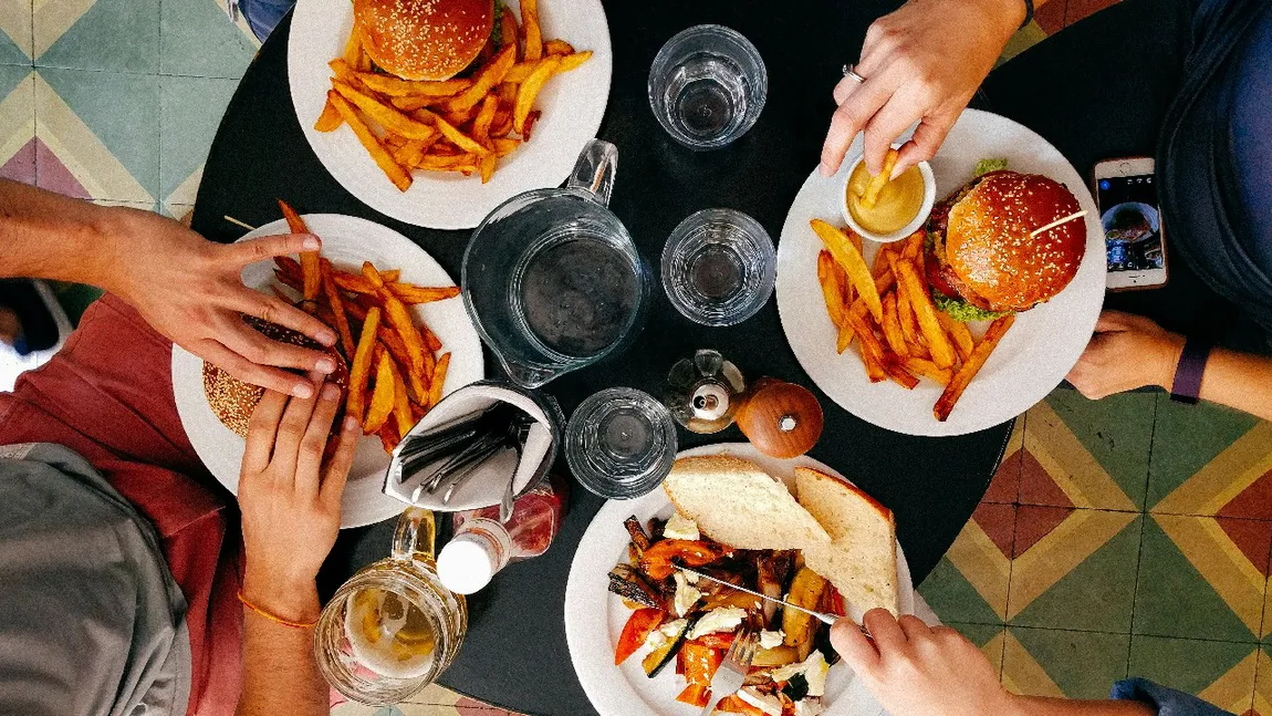 Statul a încasat 600 de milioane de lei din impozitarea bacșișurilor lăsate de români la restaurant în 2025. Cu toate acestea, afacerile HoReCa se zbat să supraviețuiască de la un an la altul