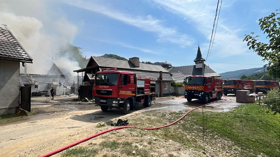 Incendiu devastator la Mănăstirea Cășiel. Patru anexe ale lăcașului de cult au fost distruse de flăcări