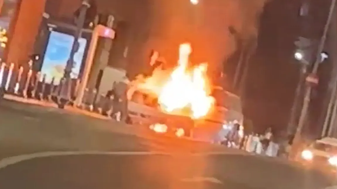 Panică în centrul Capitalei, mașină mistuită de flăcări. Limuzina a ars ca o torță, trafic restricționat / La fața locului s-a auzit și o explozie