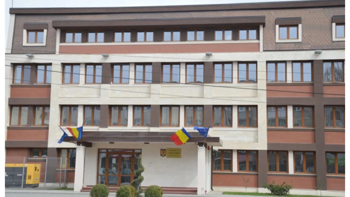 Un adolescent a încercat să intre în sediul Judecătoriei Medgidia cu un briceag și doi litru de benzină. Motivul i-a șocat pe jandarmi