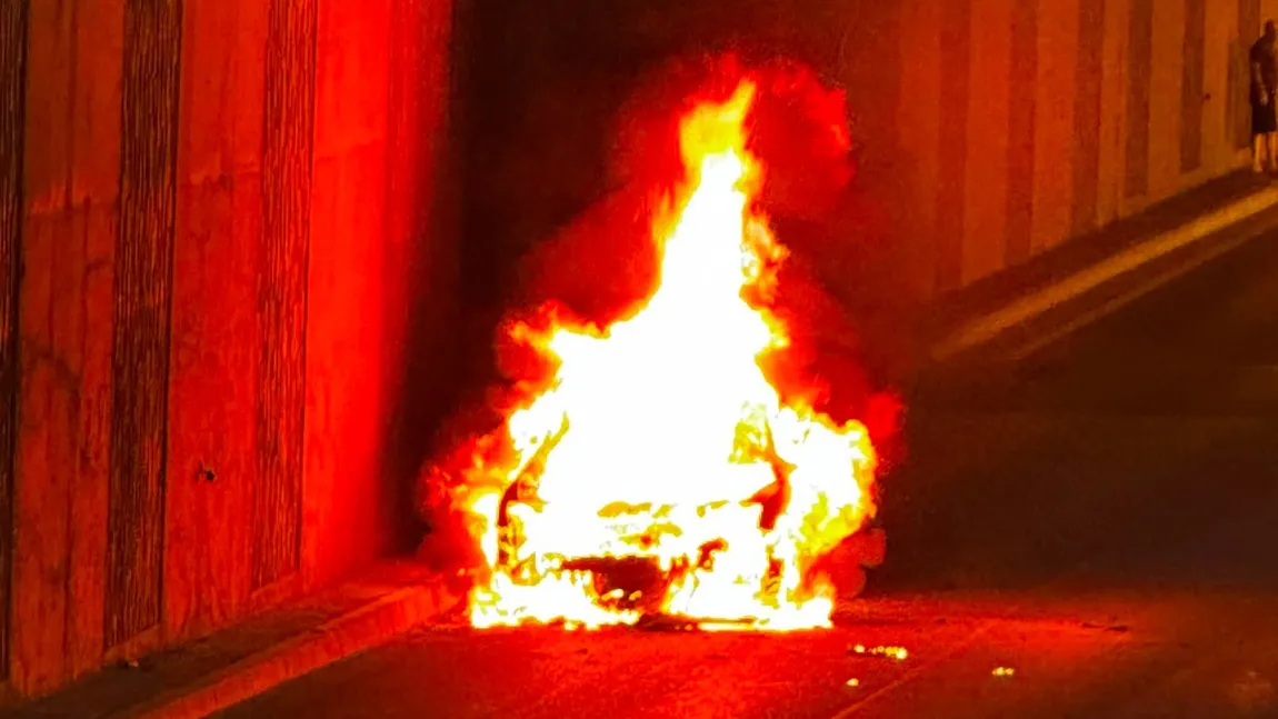 Mașină în flăcări în Pasajul Băneasa. Autoturismul în care se aflau trei persoane a explodat, iar pasajul a fost închis