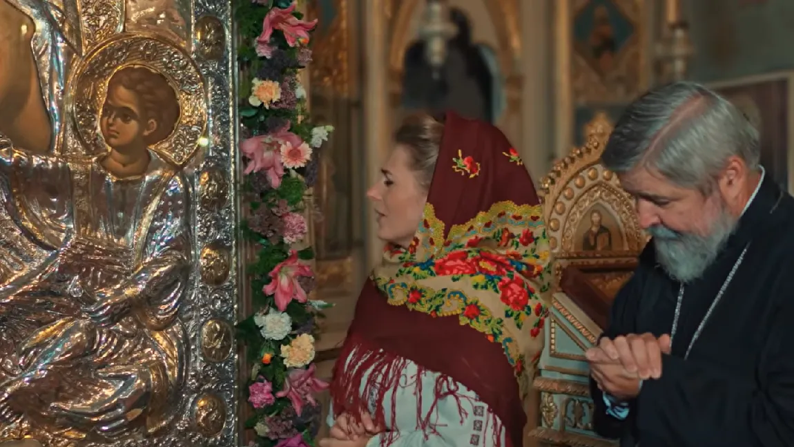Părintele Vasile Ioana și Cristina Diaconescu, duet emoționant de sărbătoarea Adormirii Maicii Domnului. Priceasna „Numai Tu, Fecioară Sfântă”, o rugăciune de ajutor