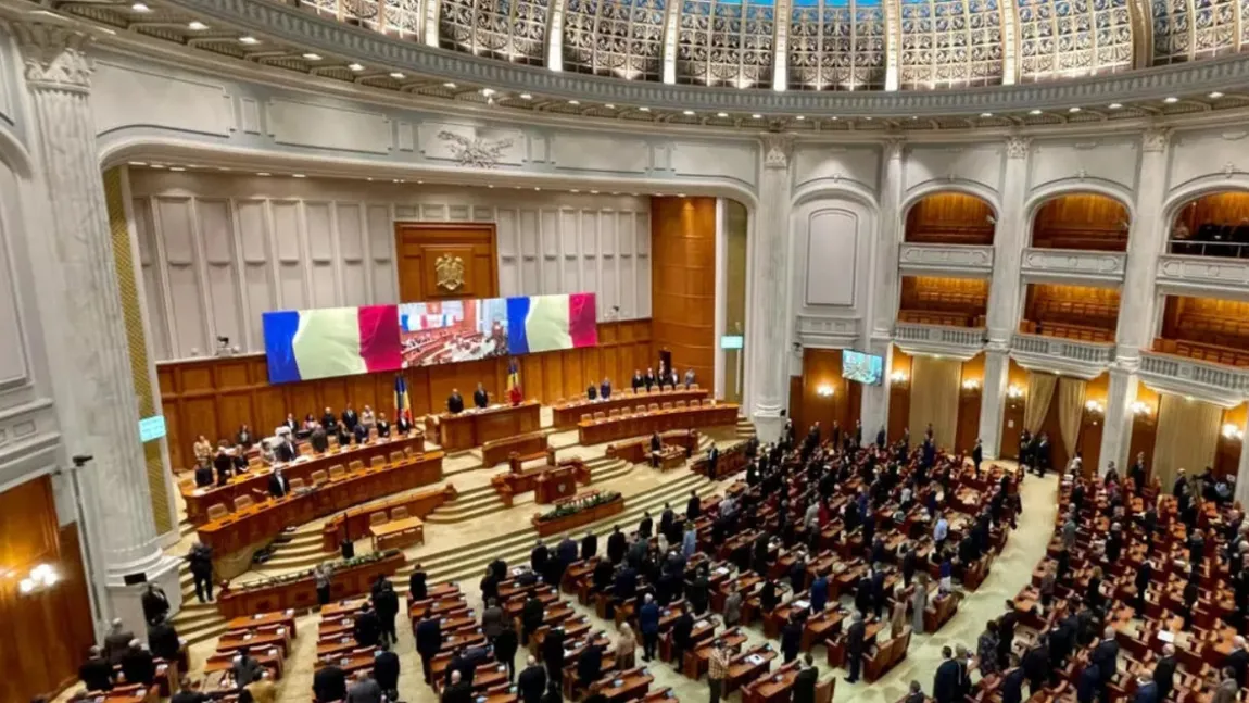 Parlamentarii, chemați iar din vacanță, pentru o sesiune extraordinară care începe luni. Pe agenda urgențelor, proiectele din PNRR, inclusiv legea integrității