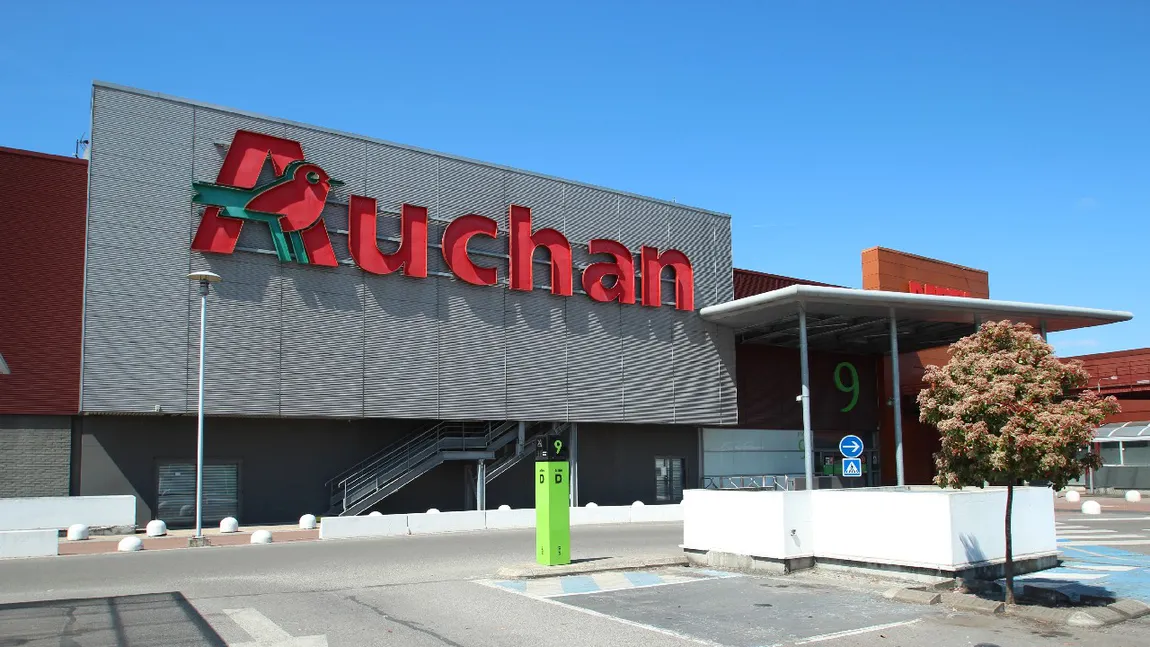 Angajată Auchan, concediată după 19 ani după ce a fost filmată în timp ce lua bani din portofelul unui client