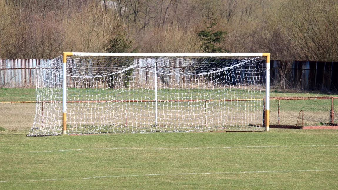 Incident grav pe un teren de sport din Dej. O poartă de fotbal a căzut peste un copil