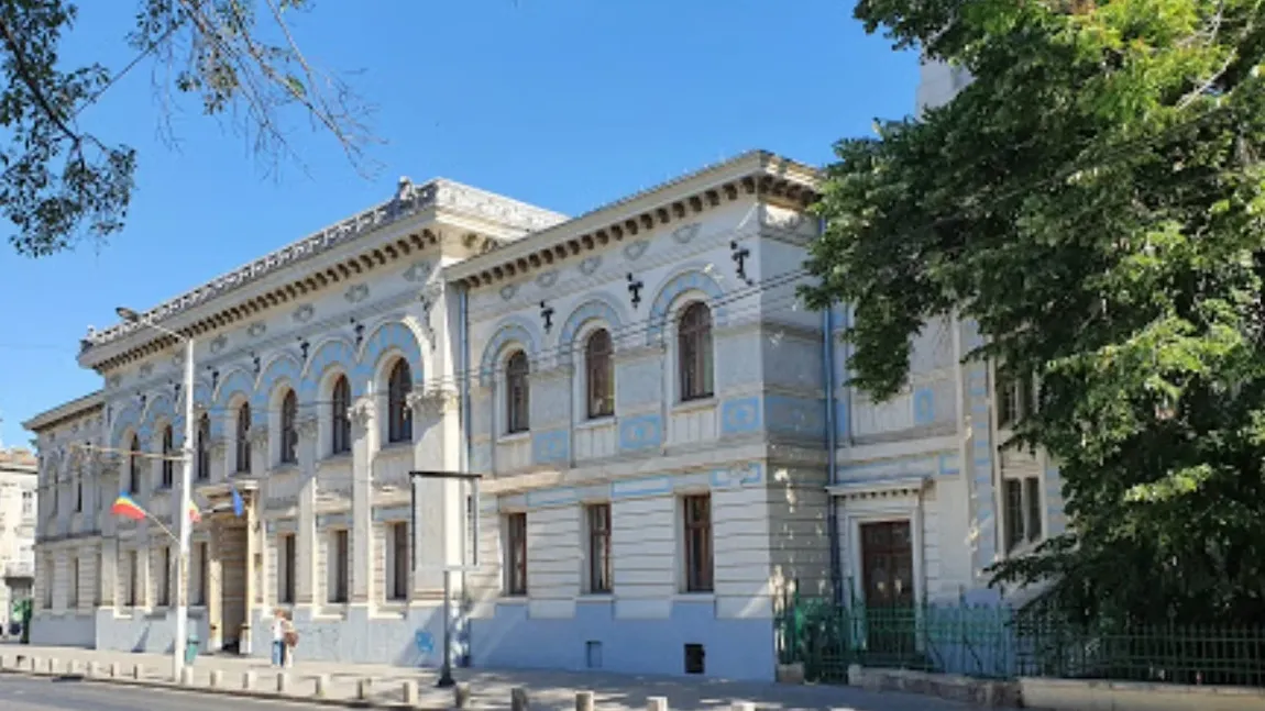 Caz incredibil la un colegiu de top din Capitală: o bibliotecară a ajuns să predea economie. Directoarea: „Să mă ierte Dumnezeu!”