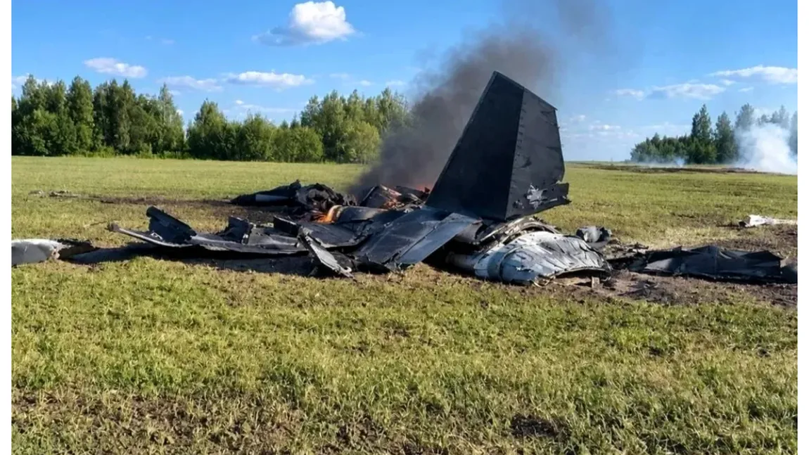 Două avioane rusești de vânătoare s-au ciocnit în zbor. Unul dintre piloți a murit, celălalt s-a catapultat