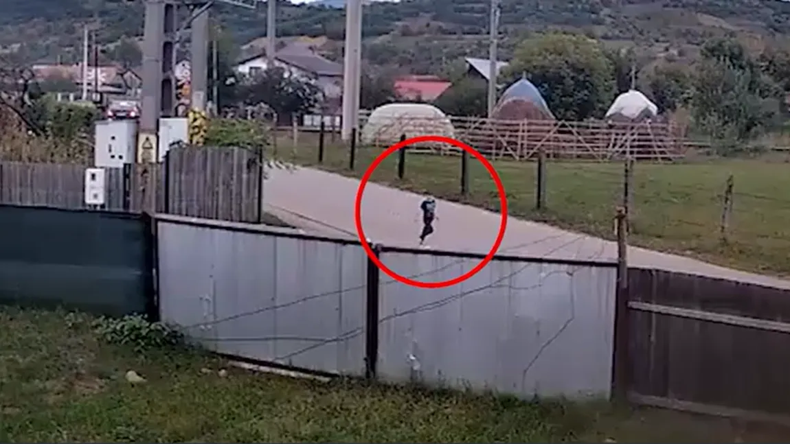 Mama copilașului înecat în râul Trotuș, huiduită de localnici. Ce acuzații îi aduc oamenii furioși: „Criminalo!”. Peste 250 de polițiști l-au căutat pe Iosif