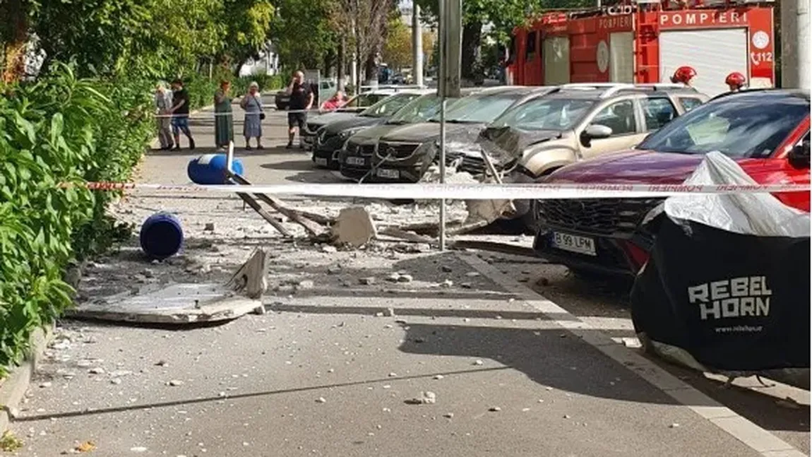 Faţada şi părţile laterale ale unui balcon dintr-un bloc din Sectorul 4 au căzut peste un autoturism