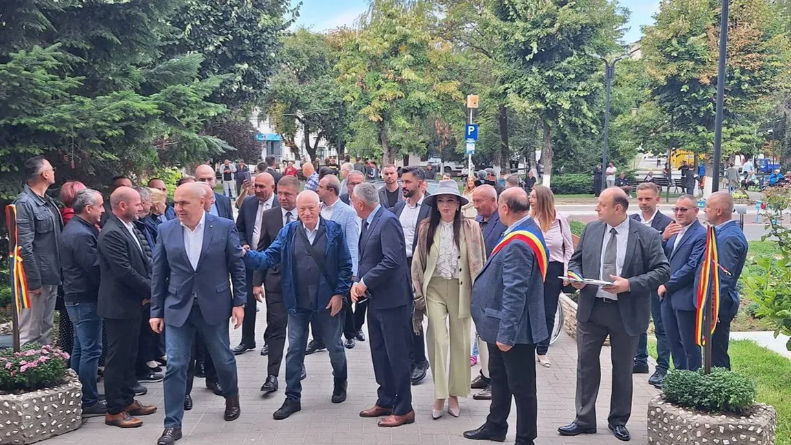 Ilie Bolojan, primit cu huiduieli și blesteme la Drăgășani. Premierul demis a stârnit furie printre localnici: „Praful să se aleagă de tine! Hoțule!” VIDEO