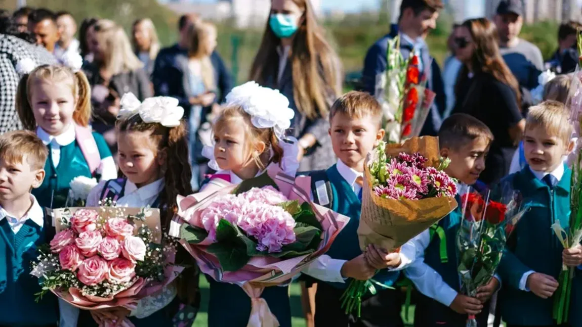 Ce preț are un buchet de flori pentru profesoi în prima zi de școală. Ce aleg părinții și câți bani sunt dispuși să dea