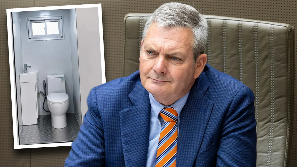 Un politician belgian a rămas blocat în toaleta Parlamentului timp de 13 ore, fără telefon: „Am făcut două găuri în ușă, ca să intre aer”