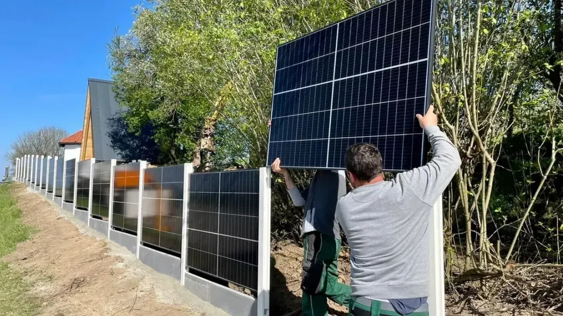 Cât costă un gard din panouri fotovoltaice. Poate reduce facturile la energie