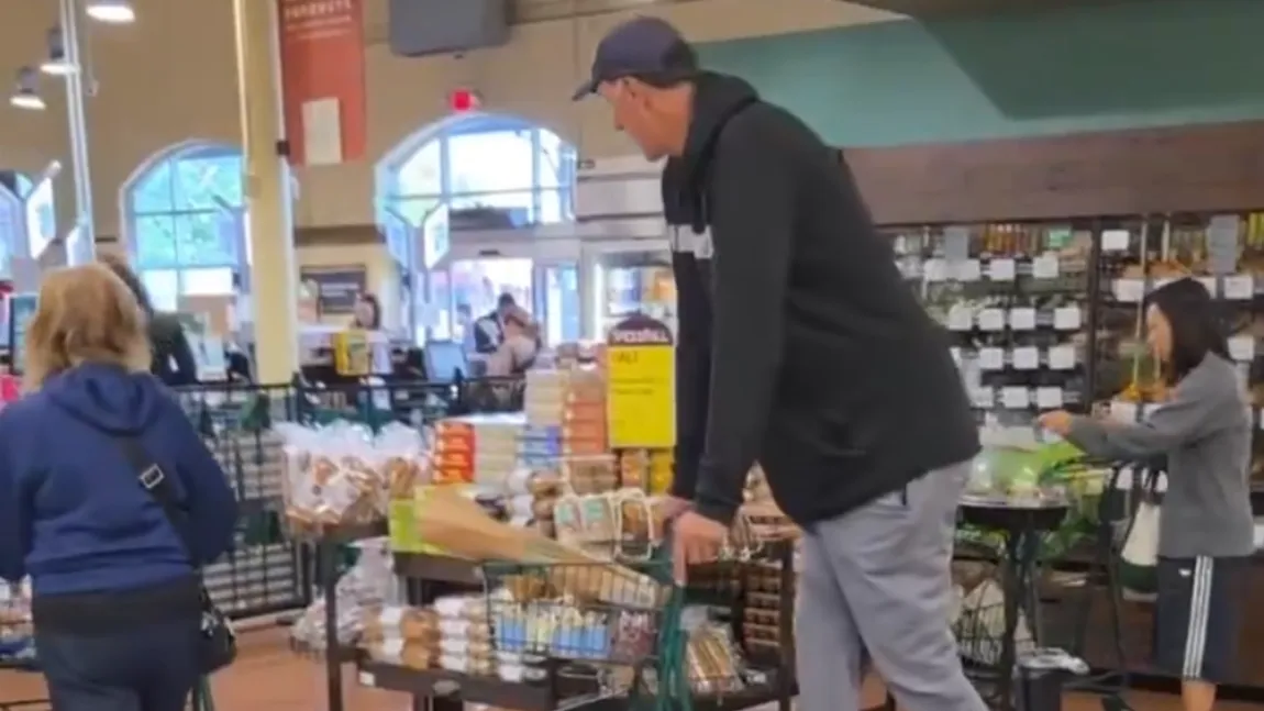 Cum a fost surprins Ghiţă Mureşan, cel mai înalt jucător din istoria NBA, la supermarket. Căruciorul îi ajunge până la genunchi VIDEO