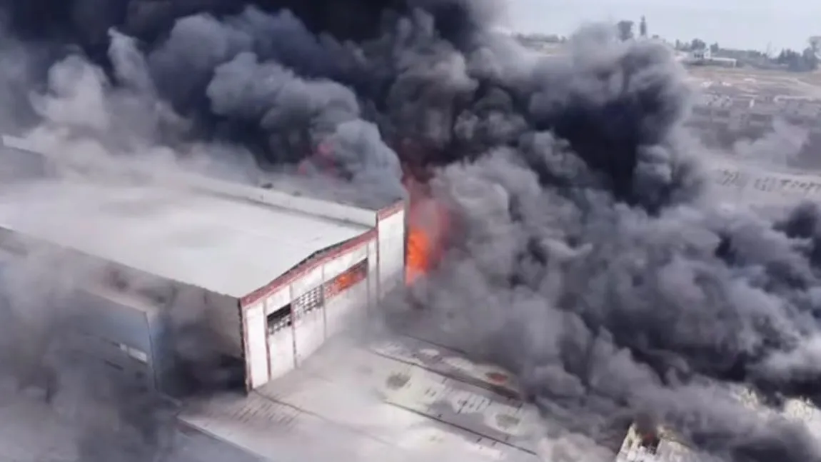 Incendiu puternic la o fabrică din Drobeta-Turnu Severin, mari degajări de fum. A fost emis mesaj RO-ALERT, intervin și echipaje din Gorj, Dolj și București VIDEO