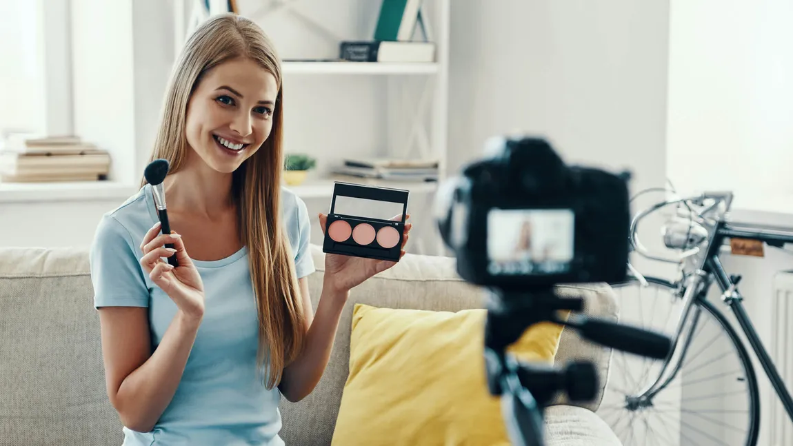 Cât costă să devii influencer sau astrolog cu diplomă. Cele mai căutate profesii alternative