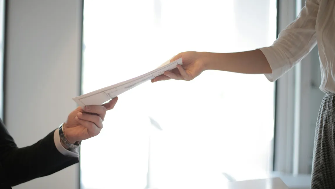 Tot mai mulți români își caută de muncă. Domeniul în care aproape 100 de oameni se luptă pentru un singur un post