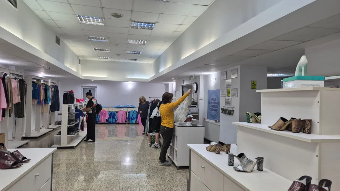 Magazinul ANAF din Sibiu nu se închide. Pelerinele de ploaie și șorțurile de bucătărie, cele mai căutate produse la 5 lei