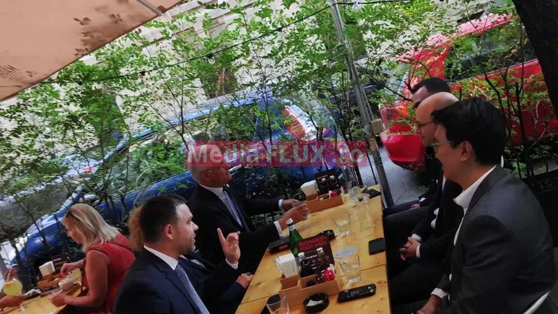 FOTO! Primarul Ciprian Ciucu, întălnire la terasă cu oficiali americani din Ambasada SUA la București