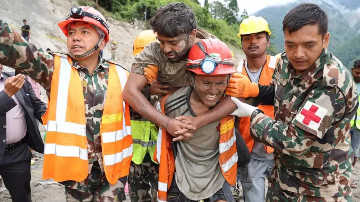 Miracol în urma inundațiilor apocaliptice din Nepal. Muncitori salvați după nouă zile sub pământ